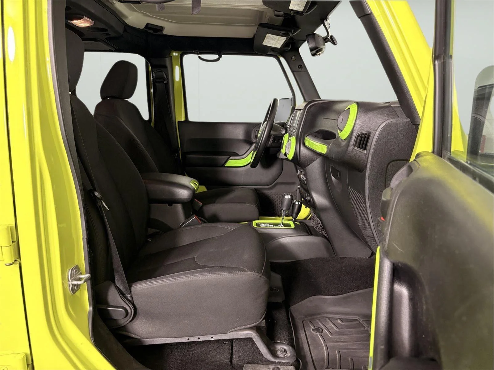 Used 2016 Hypergreen Clearcoat Jeep Sport image 22