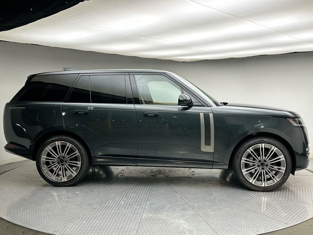 New 2026 Belgravia Green Land Rover SE image 4