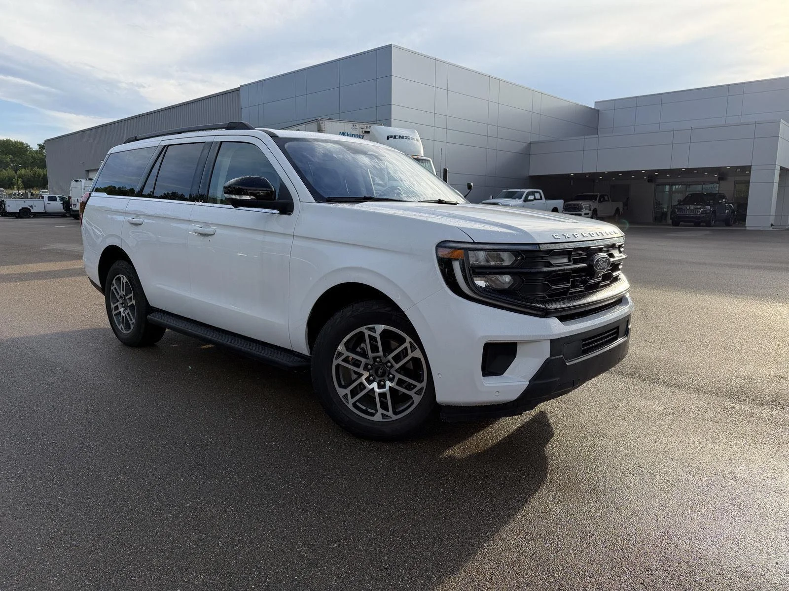 Used 2025 Oxford White Ford Active image 3