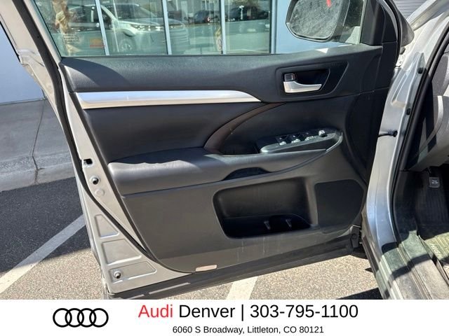 Used 2019 Silver Toyota XLE image 7
