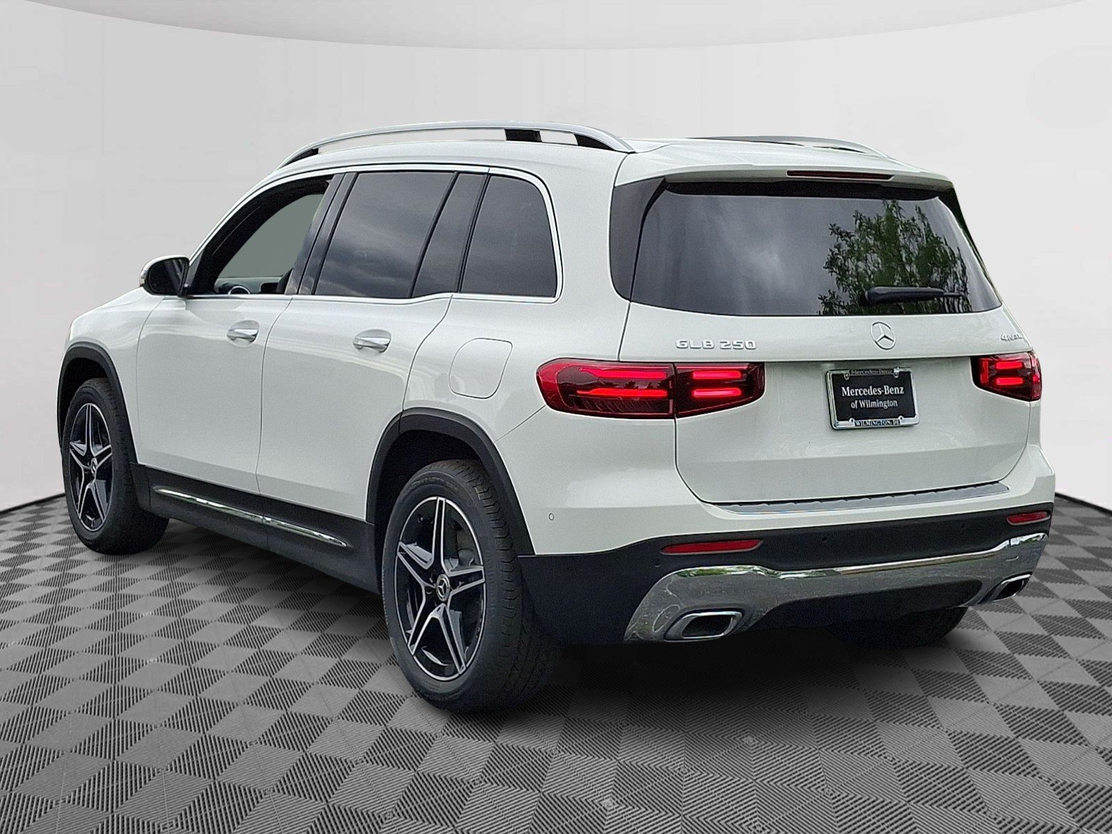 New 2026 Polar White Mercedes-Benz GLB 250 image 4