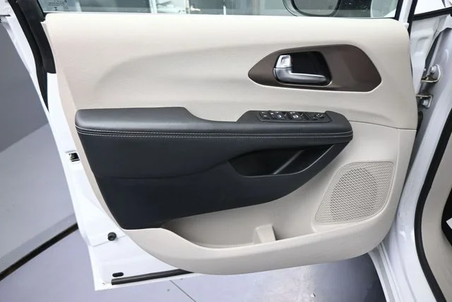 Used 2024 White Chrysler LX image 28