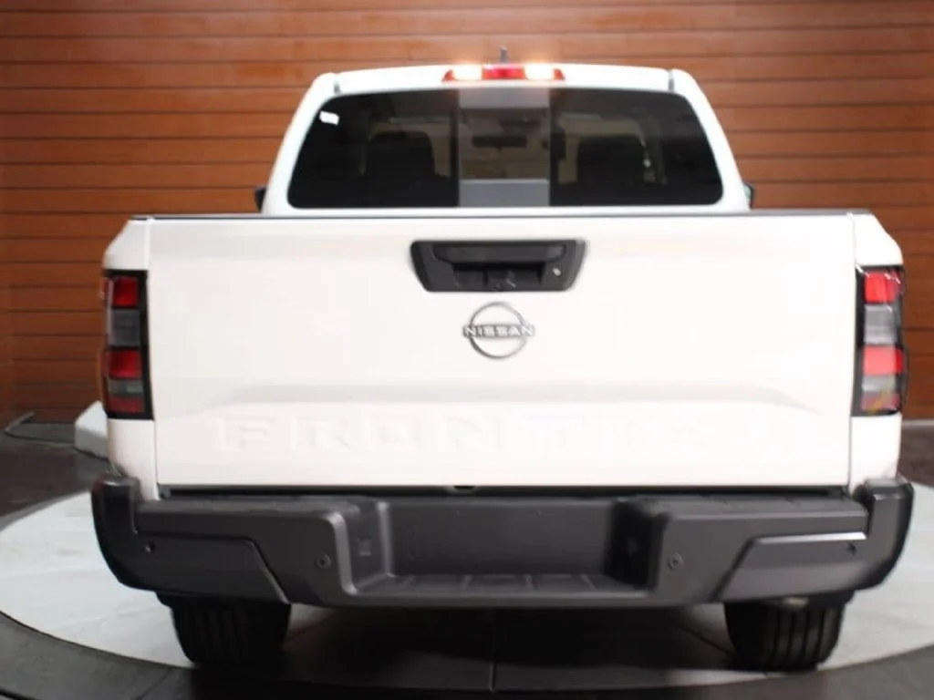 New 2027 Glacier White Nissan King Cab® S image 2