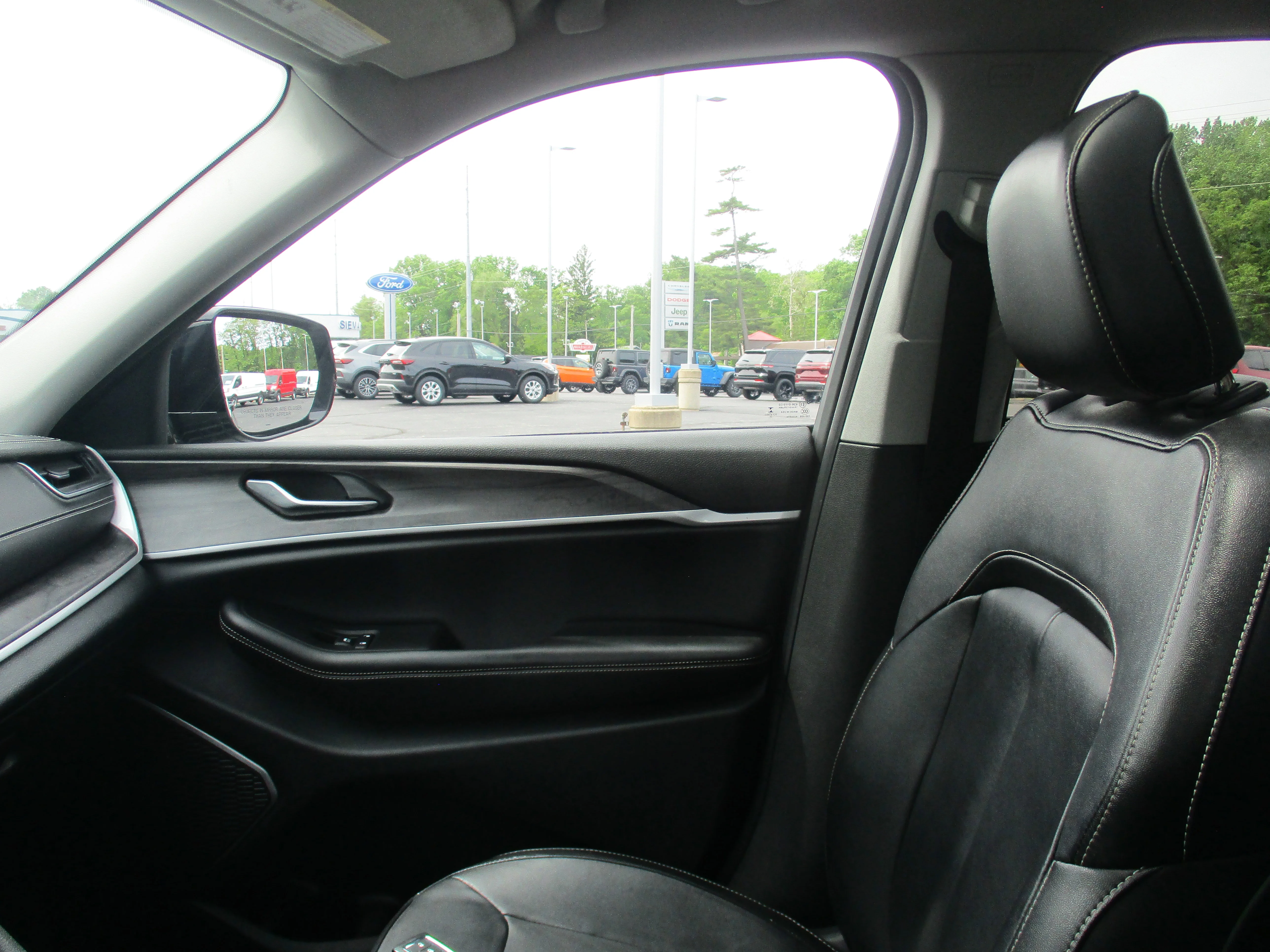 Certified Used 2022 Diamond Black Crystal Pearlcoat Jeep Limited image 34