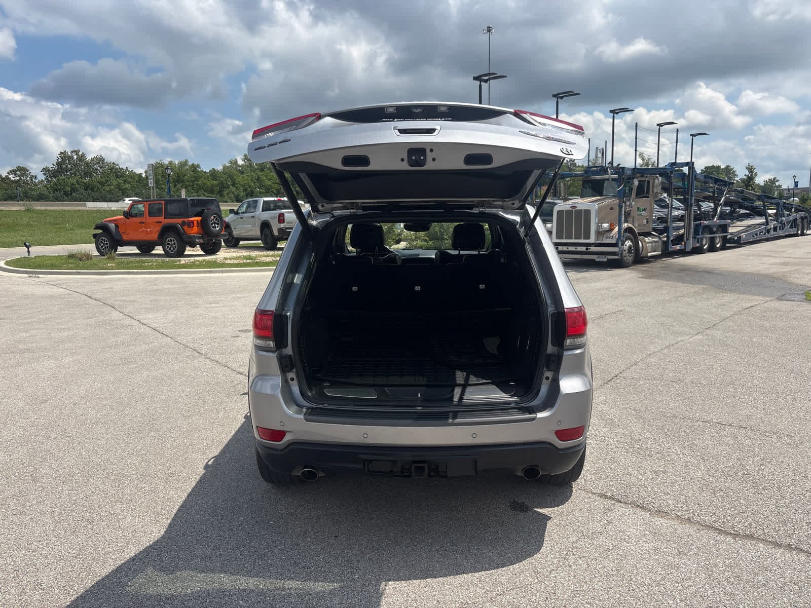 Used 2018 Billet Silver Metallic Clearcoat Jeep Trailhawk image 12