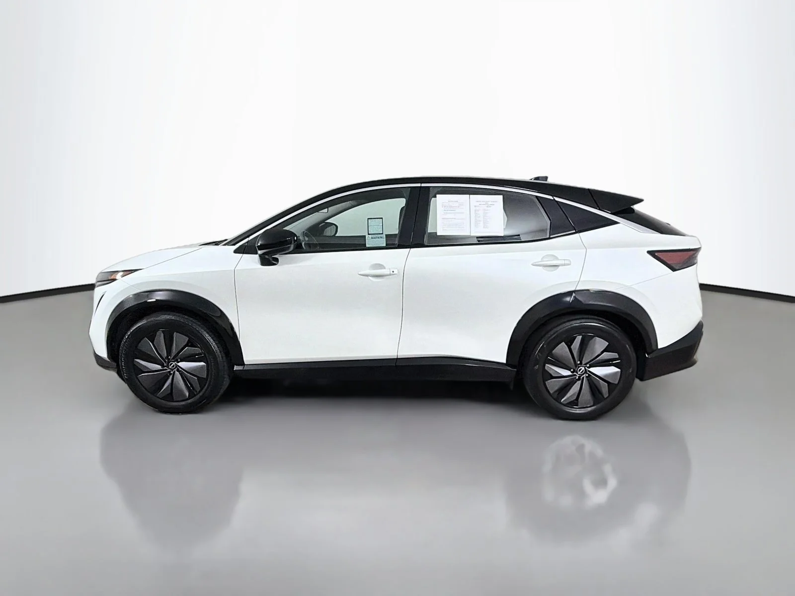 Used 2024 Everest White Pearl Tricoat/Black Diamond Pearl Nissan ENGAGE image 2
