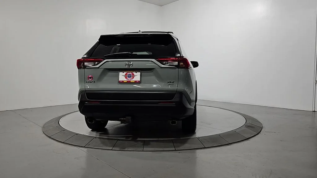 Used 2021  Toyota XLE image 4