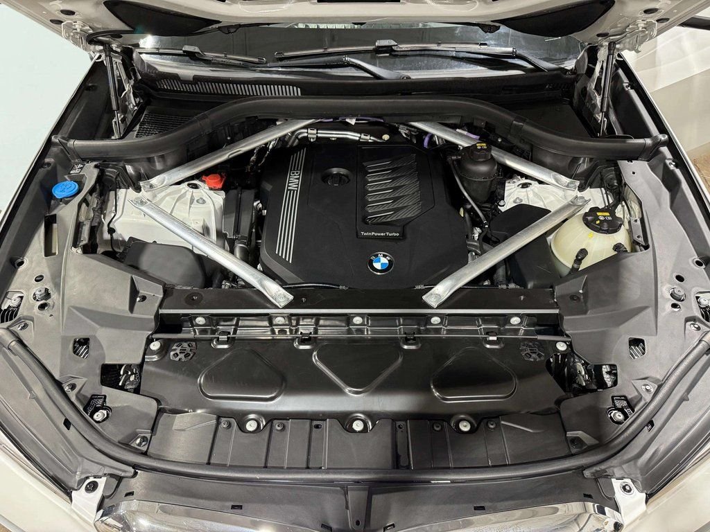 Used 2022 White Metallic BMW xDrive40i image 29
