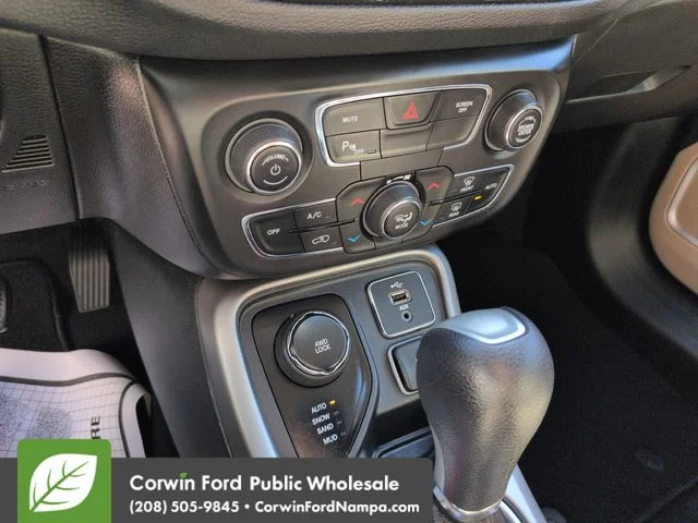 Used 2018 Billet Silver Metallic Clearcoat Jeep  image 17