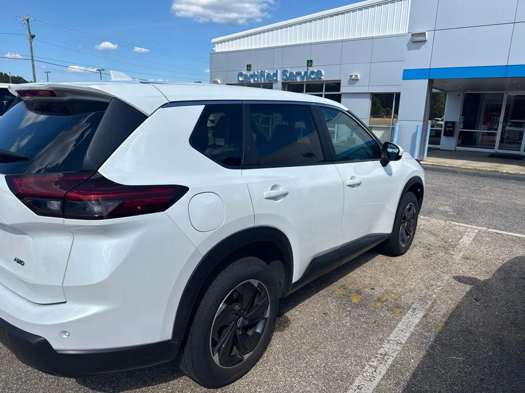 Used 2025 White Pearl Nissan SV image 4