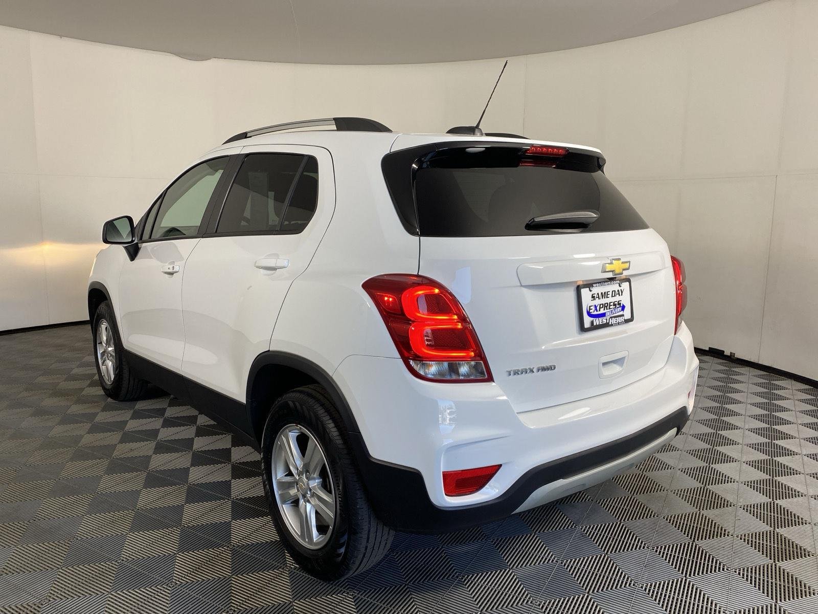 Used 2022 Summit White Chevrolet LT image 12