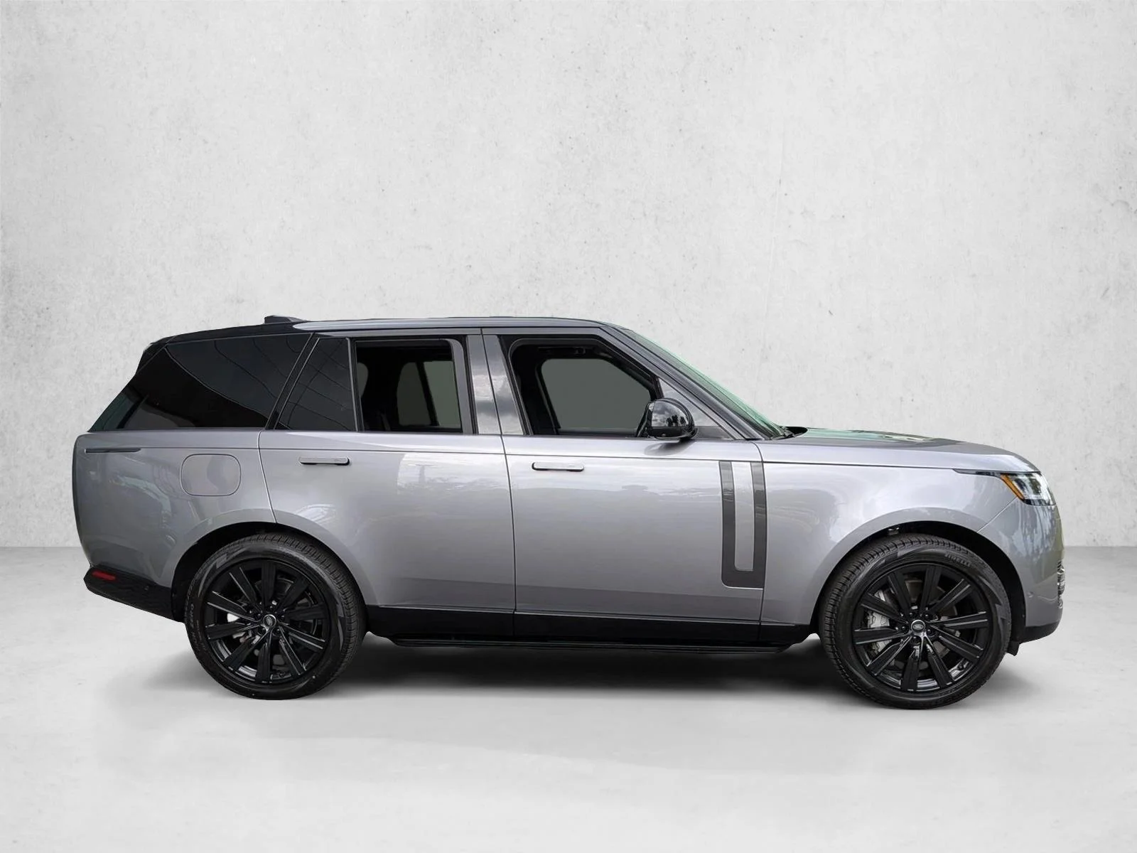 Used 2025 Eiger Grey Metallic Land Rover SE image 4