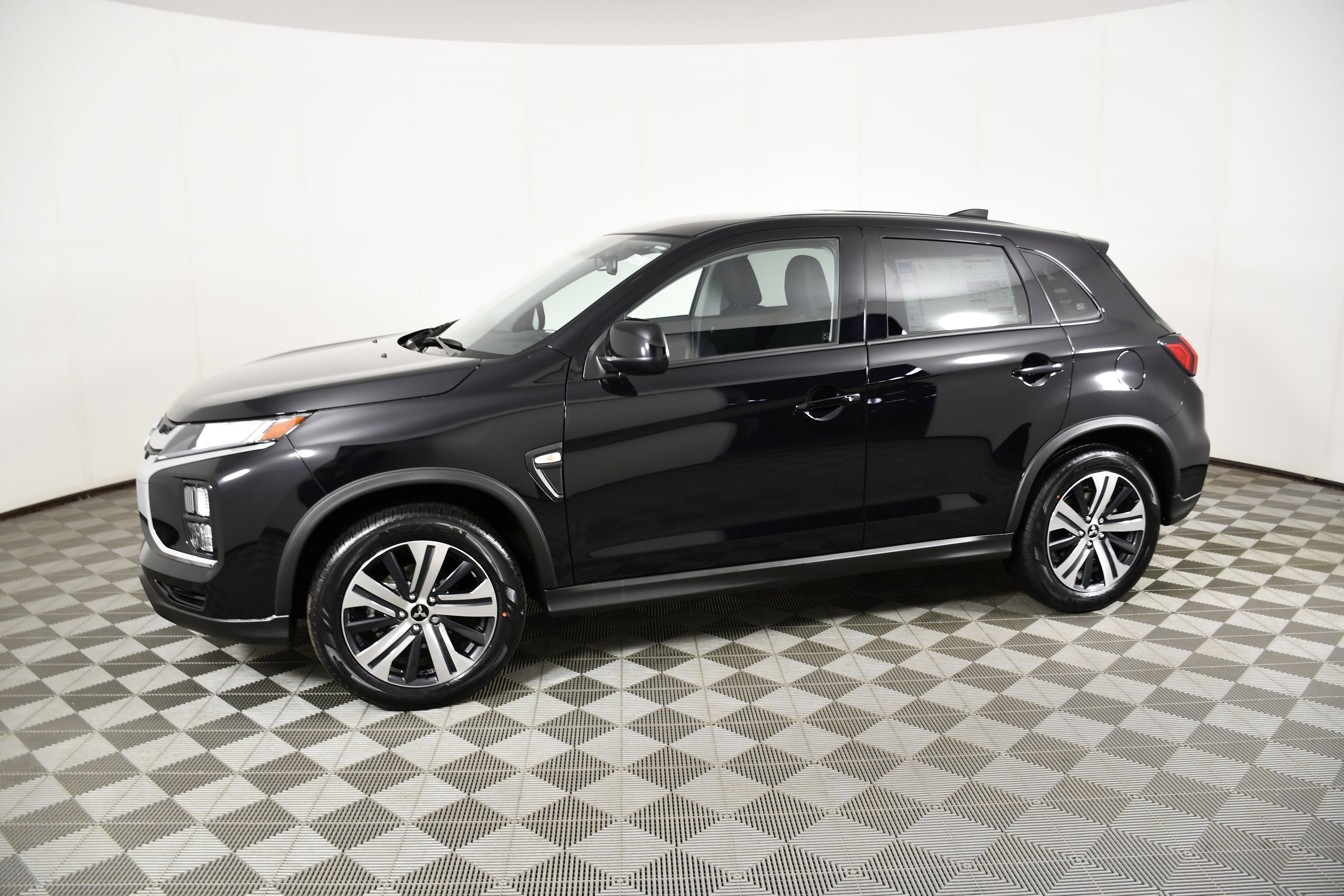 New 2026 Labrador Black Pearl Mitsubishi ES image 9