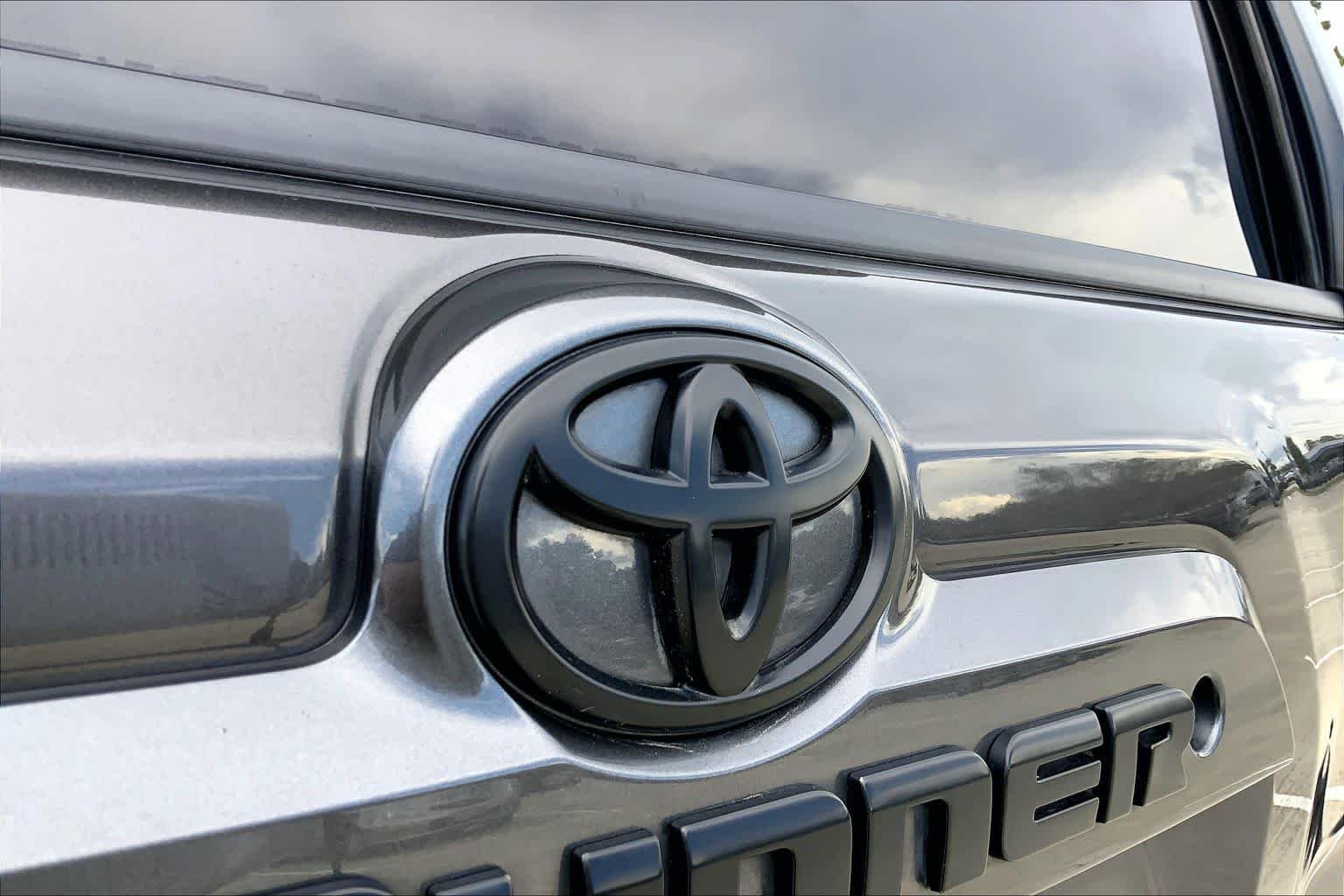 Used 2018 Magnetic Gray Metallic Toyota SR5 Premium image 30