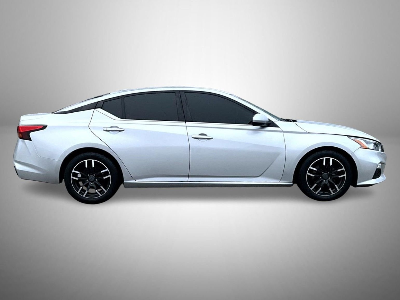 Used 2020 Silver Nissan 2.5 S image 4