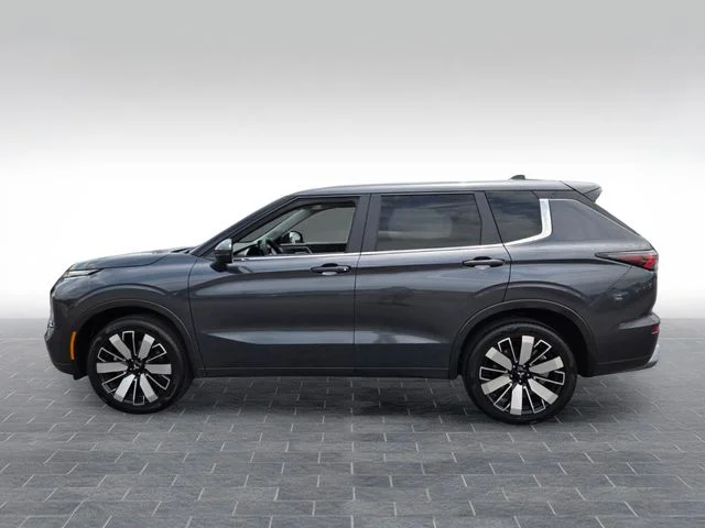 Used 2025 Gray Mitsubishi SE image 4