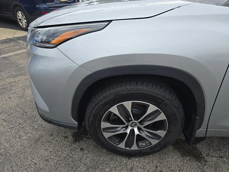 Used 2021 Silver Toyota XLE image 13
