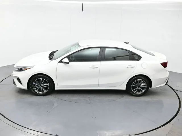 Used 2022 Snow White Pearl Kia LXS image 31