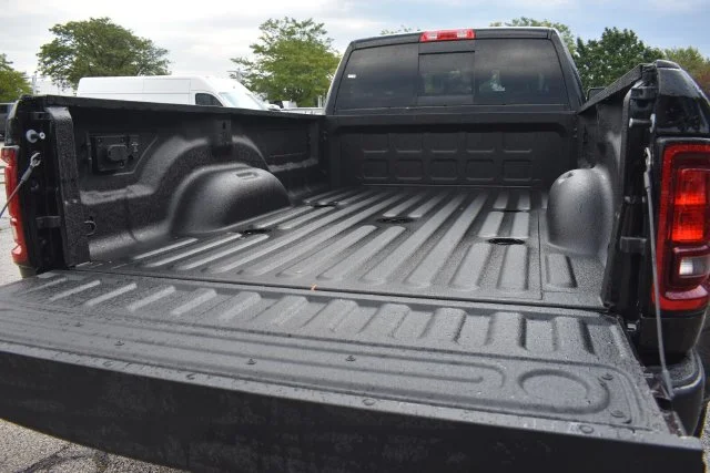 New 2026 Diamond Black Crystal Pearl-Coat Exterior Paint RAM Tradesman image 20