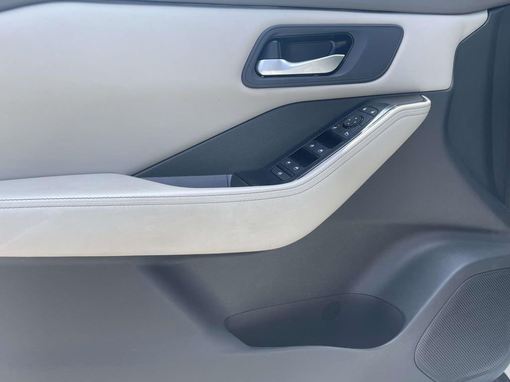 2025 Nissan Rogue SV - Photo 17