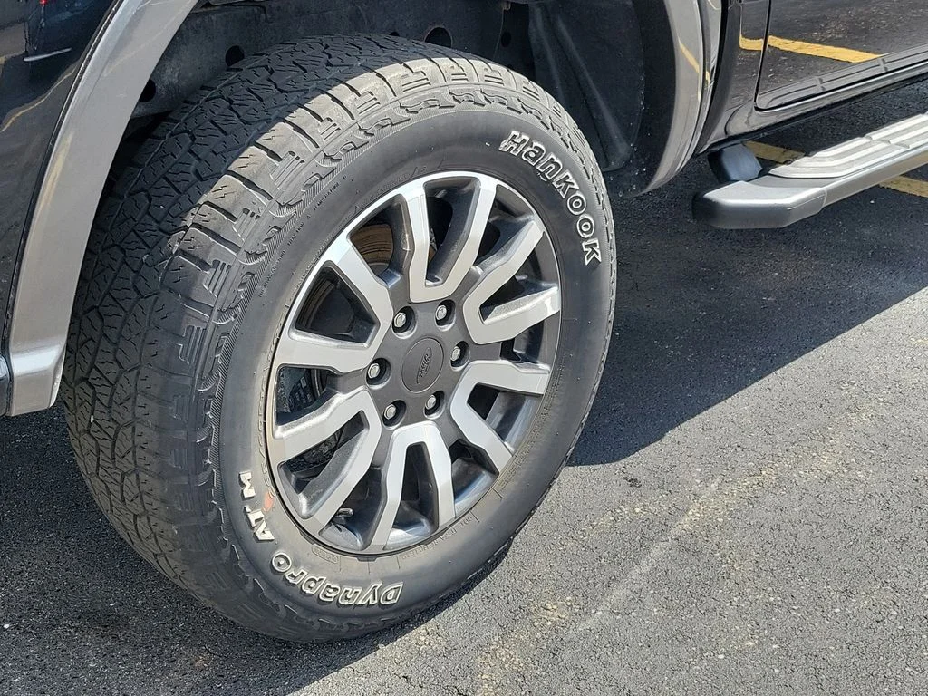 Used 2019 Black Ford XLT image 9