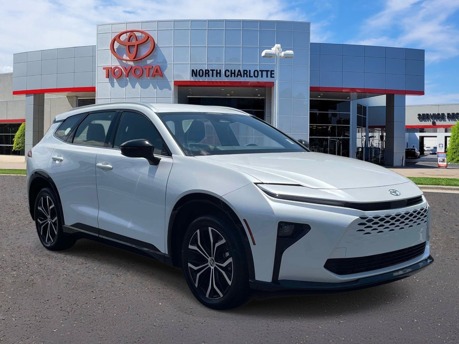 Used 2025 Oxygen White Toyota XLE image 1