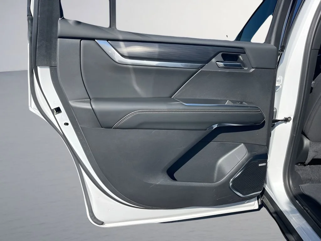 Used 2025 Summit White GMC Elevation image 22