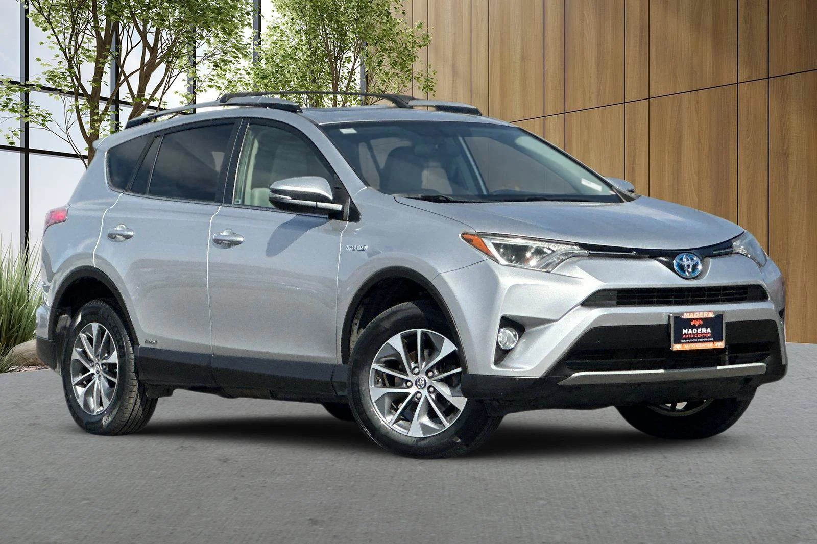 Used 2016  Toyota XLE image 1