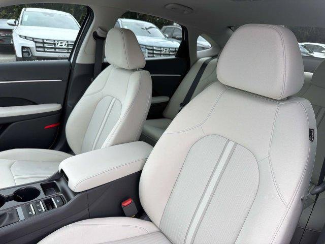 New 2026 White Hyundai SE image 10