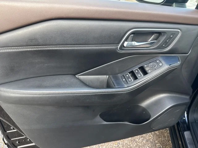 Used 2022 Black Nissan Platinum image 15
