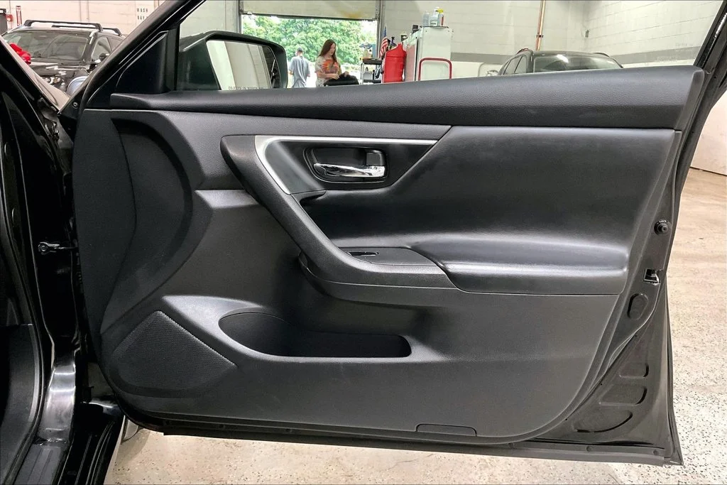 Used 2016 Black Nissan 2.5 S image 22