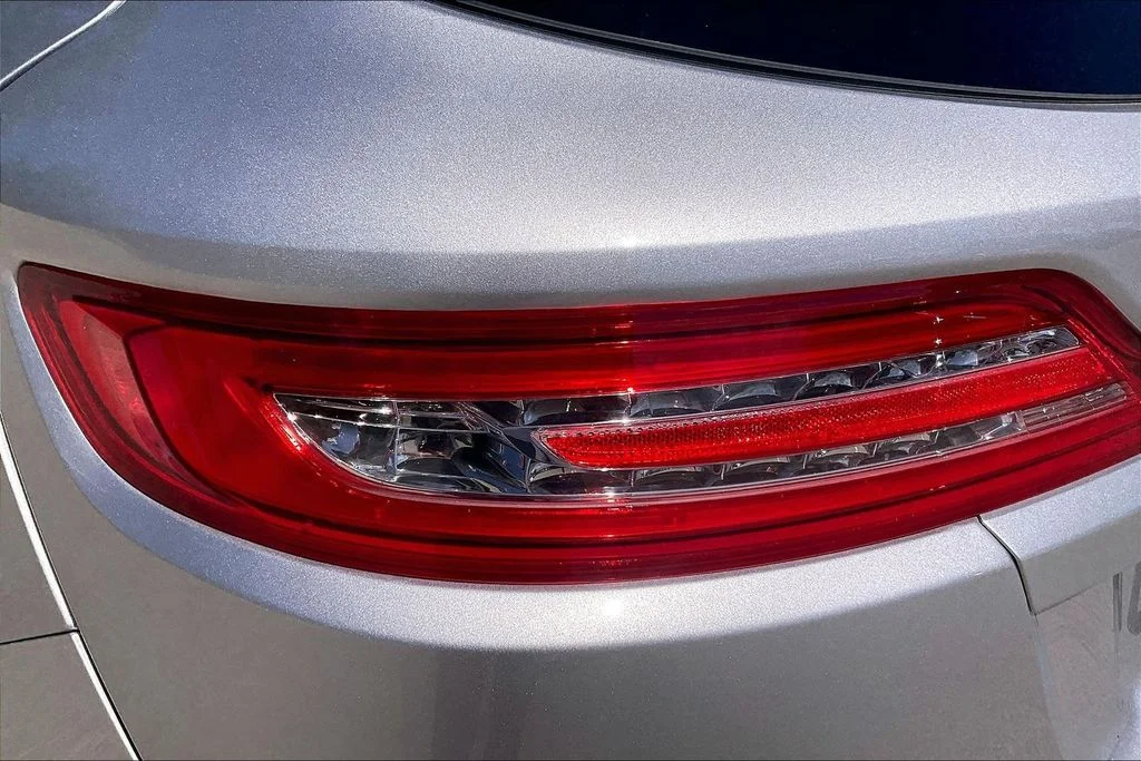 Used 2015 Silver Lincoln Base image 29
