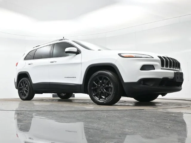 Used 2018 Bright White Clearcoat Jeep Latitude Plus image 24