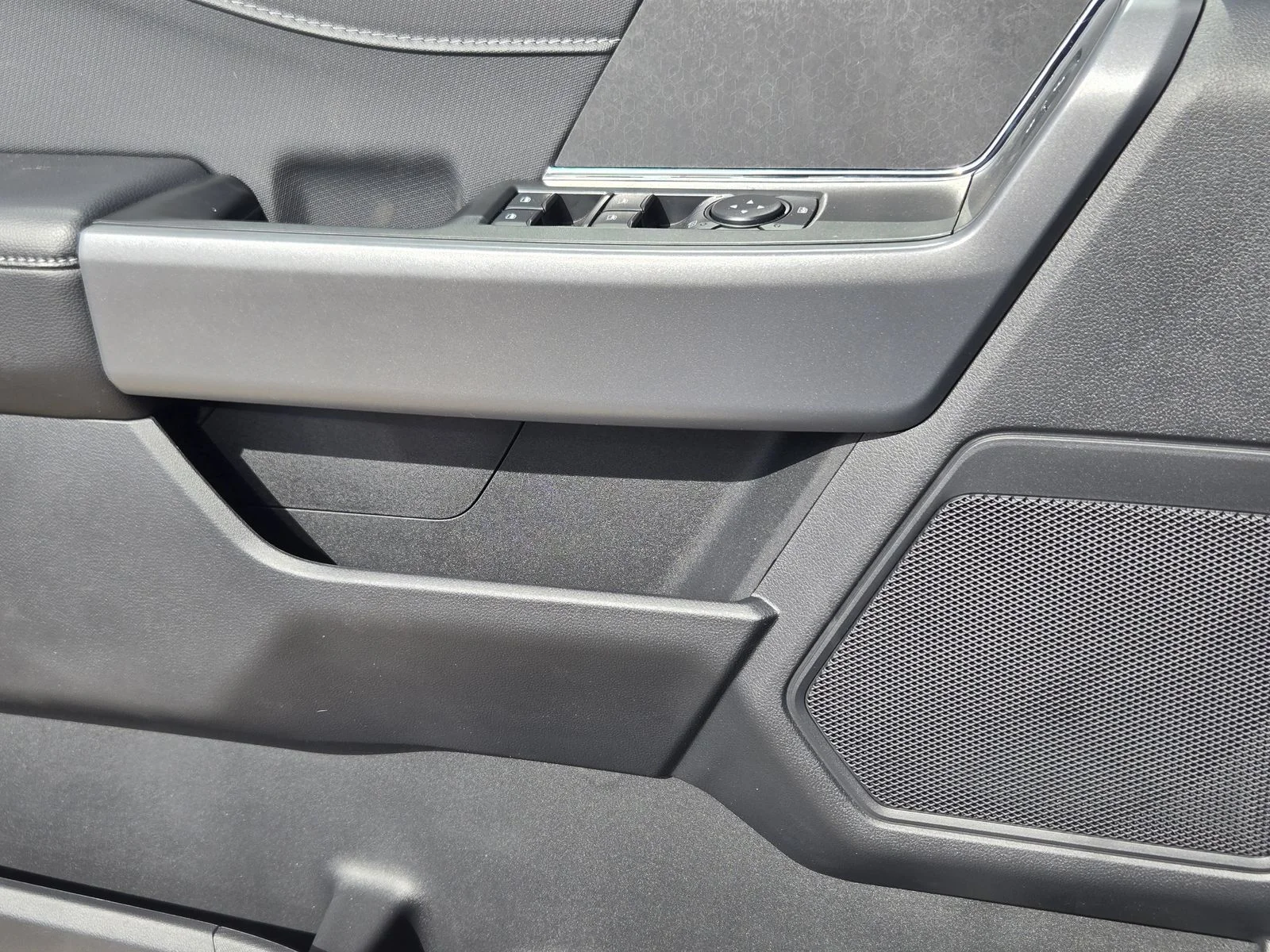 New 2026 Carbonized Gray Metallic Ford XLT image 15