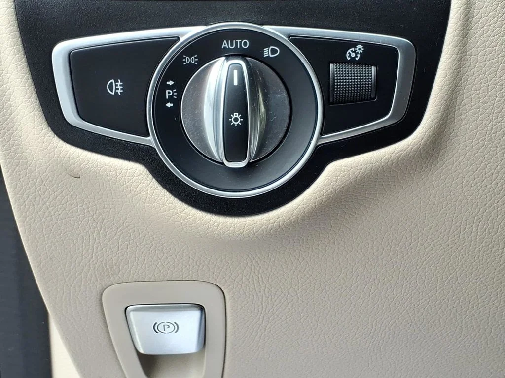 Used 2021 Polar White Mercedes-Benz GLC 300 image 23