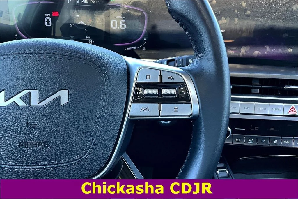 Used 2025 White Kia S image 12