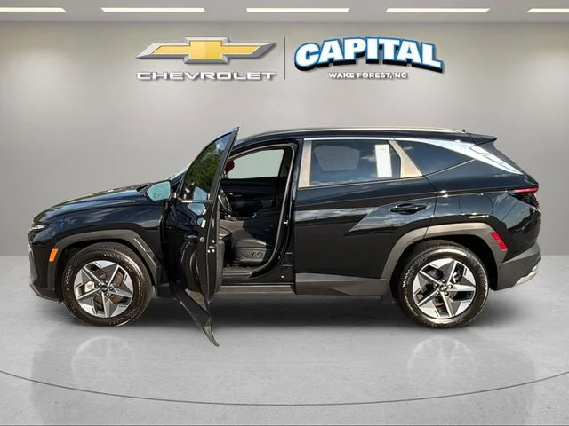 Used 2025 Black Hyundai SEL Convenience image 9