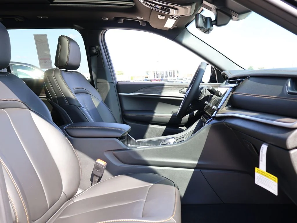 New 2026 Diamond Black Crystal Pearl-Coat Exterior Paint Jeep  image 9