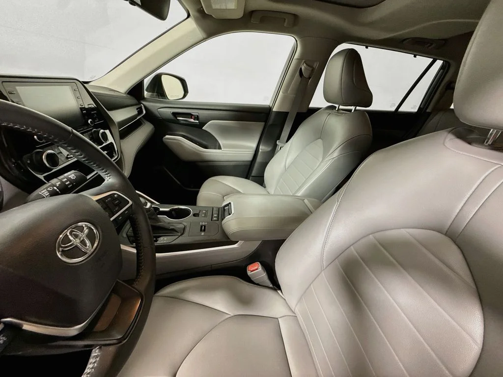 Used 2022 Moon Dust Toyota Hybrid XLE image 18