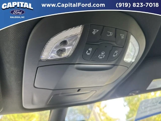 Used 2025 White Chrysler Select image 31