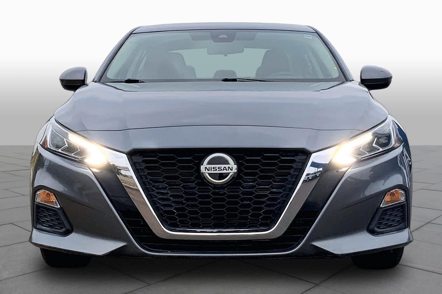 Used 2022 Gun Metallic Nissan 2.5 SV image 4