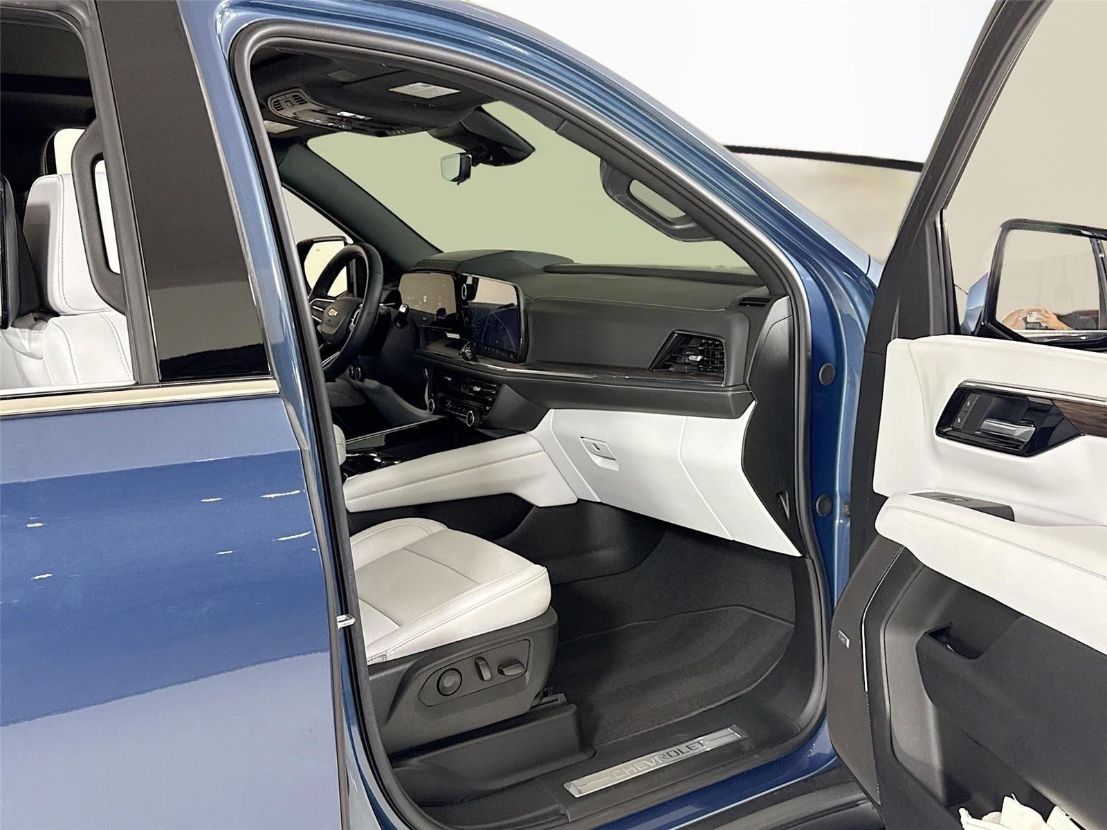 Used 2025 Lakeshore Blue Metallic Chevrolet Premier image 37