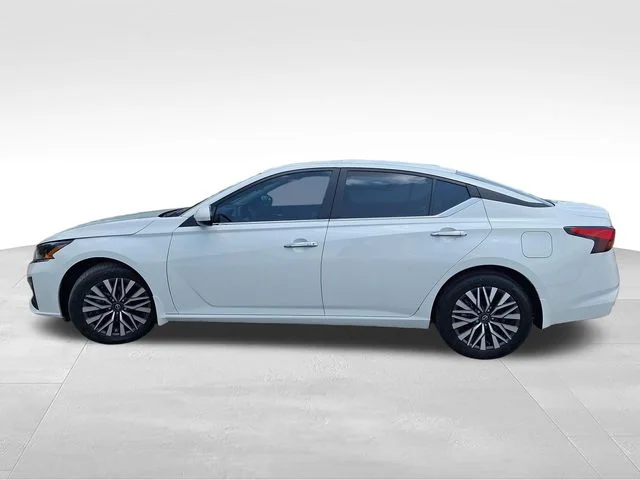 Used 2024 White Nissan 2.5 SV image 5