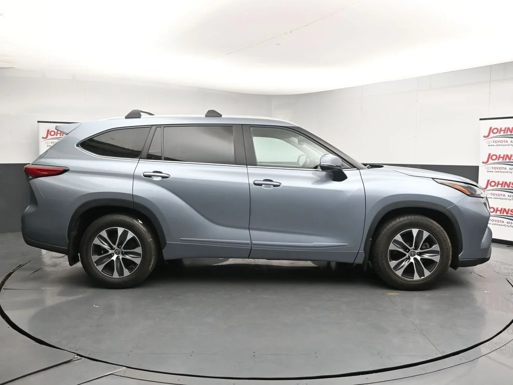 Used 2023  Toyota XLE image 9