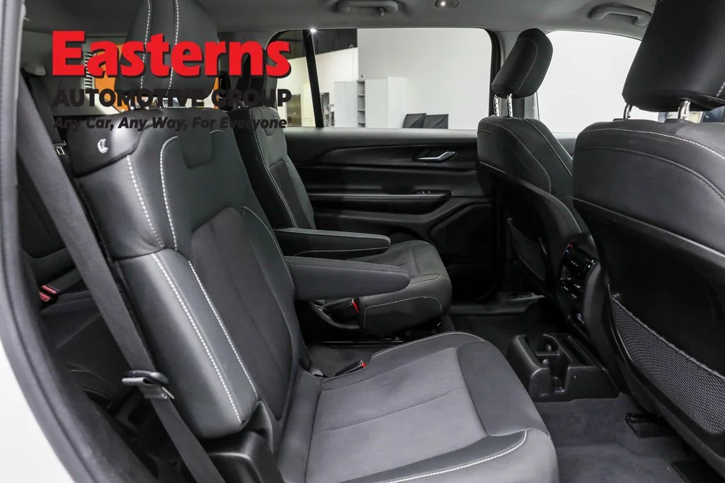 Used 2023 White Jeep Laredo image 23