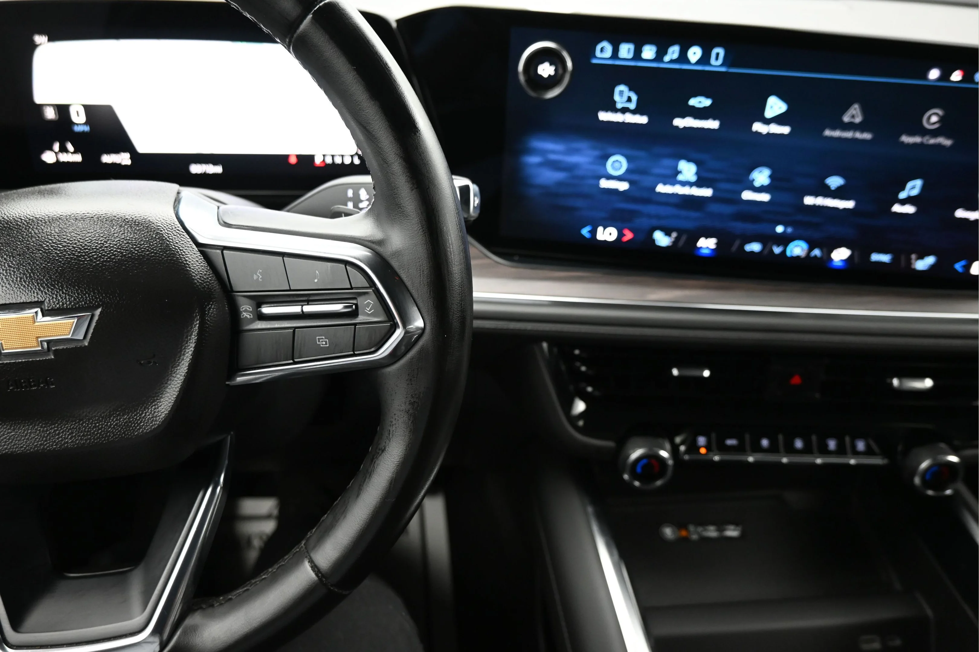Used 2025 Summit White Chevrolet LT image 17