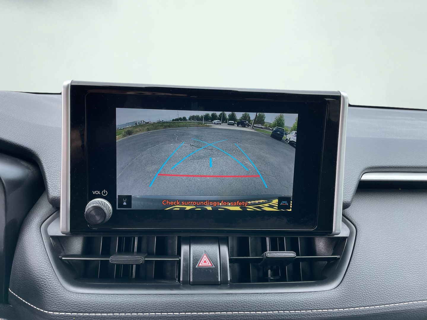 2025 Toyota RAV4 XLE - Photo 9