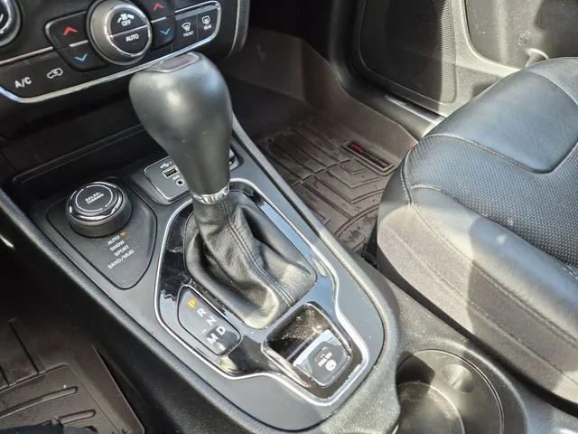 Used 2021 Velvet Jeep Limited image 18