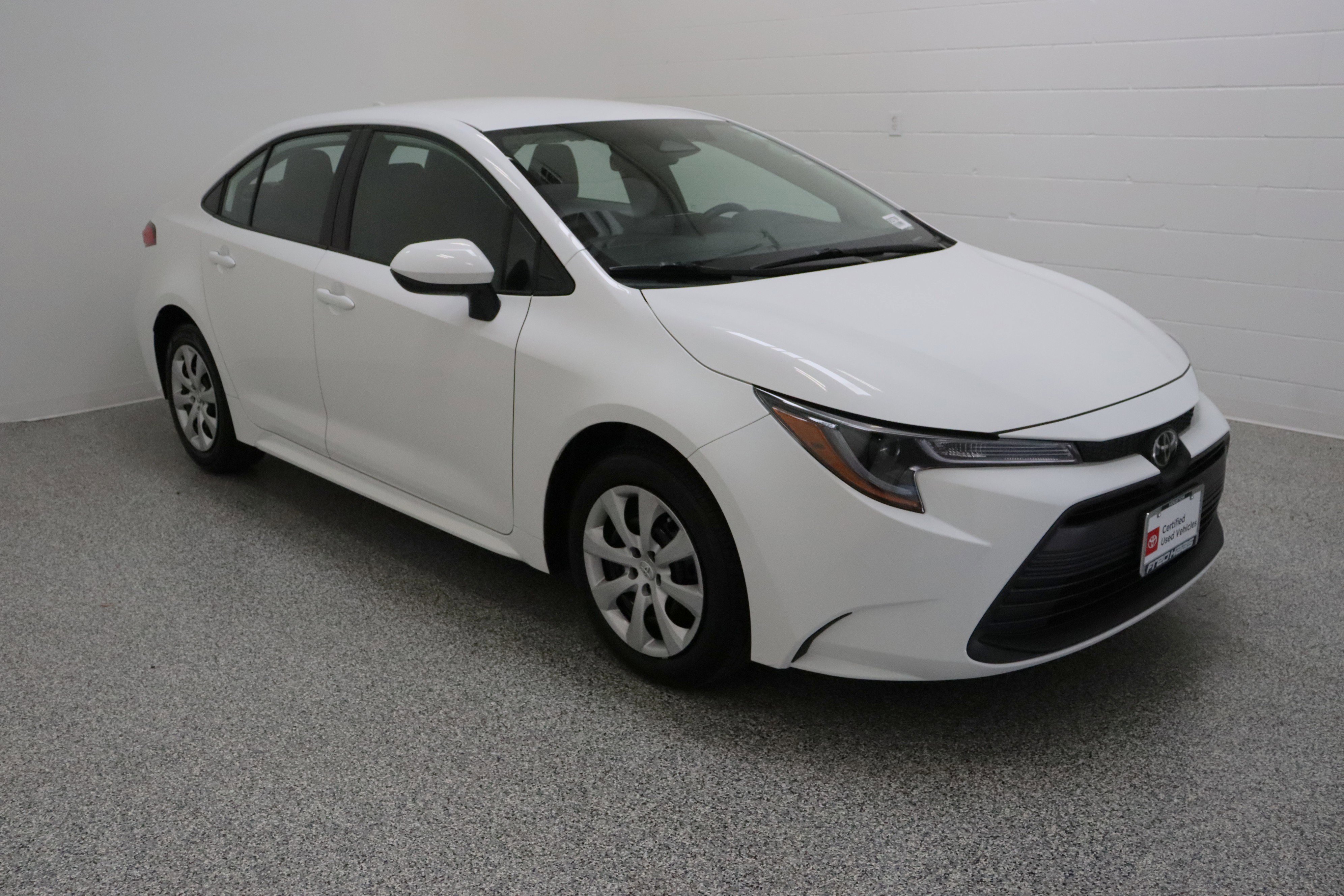 Used 2025 Ice Cap Toyota LE 2.0L image 4