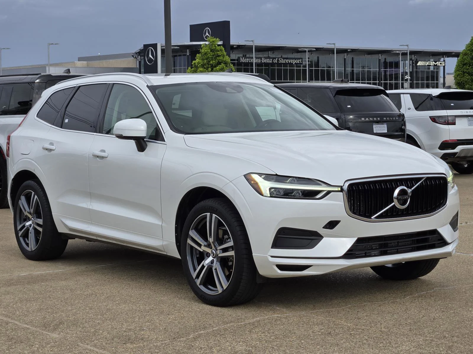 Used 2020 Crystal White Volvo Momentum image 3